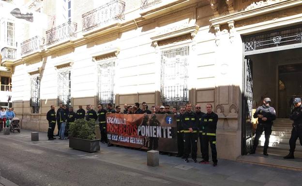 Los Bomberos del Poniente denuncian inseguridad y equipos en mal estado