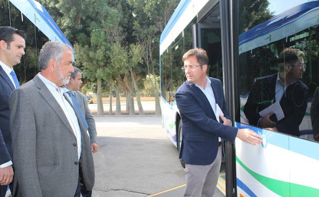 El Ayuntamiento incorpora ocho autobuses al transporte urbano