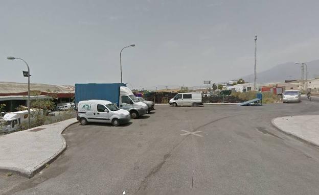 Afectado por humo al incendiarse un recinto donde dormía junto a una nave en El Ejido