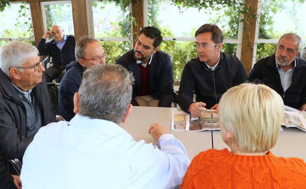 El alcalde muestra a los empresarios de la avenida El Treinta el proyecto de reforma