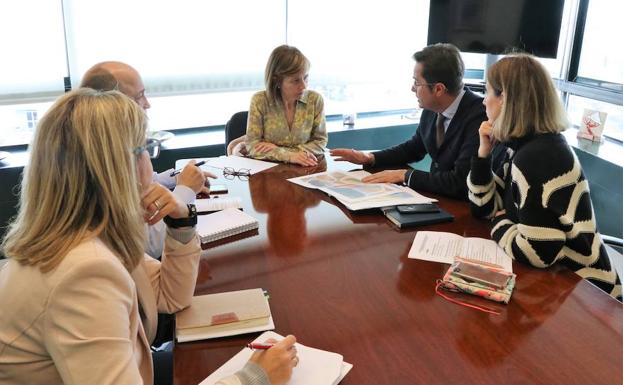 El alcalde aborda con la delegada de Educación las urgencias de nuevos centros en Almerimar