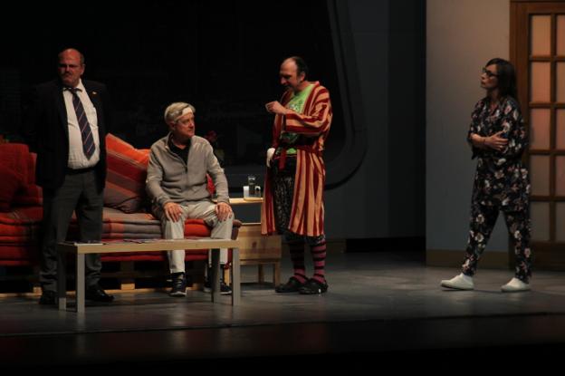 El Auditorio de El Ejido estalla en carcajadas y aplausos con la obra 'Taxi' de Josema Yuste