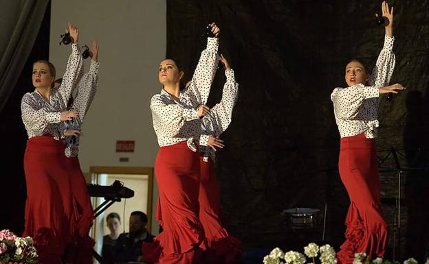 Santa María del Águila se viste de moda flamenca solidaria