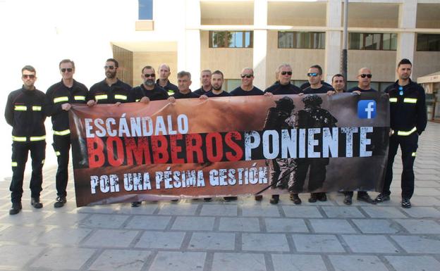 Bomberos del Poniente se concentran ante el Ayuntamiento para pedir que se les dé voz