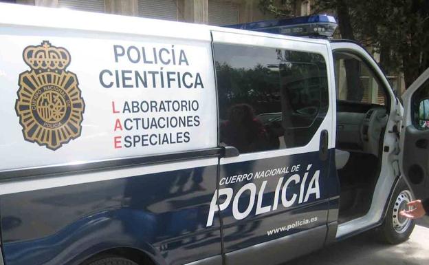 Roba una máquina tragaperras y otra de tabaco en un bar de El Ejido