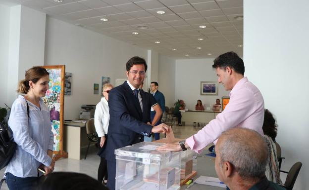 Los candidatos a la alcaldía de El Ejido votan a las generales a primera hora, antes del inicio de la procesión-romería de San Marcos