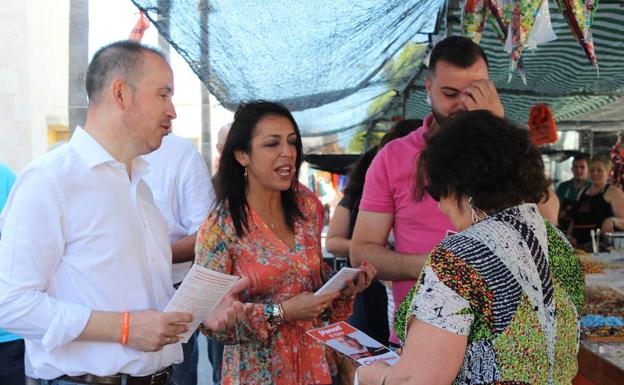 La presidenta del Parlamento andaluz visita Balerma junto al candidato de Ciudadanos