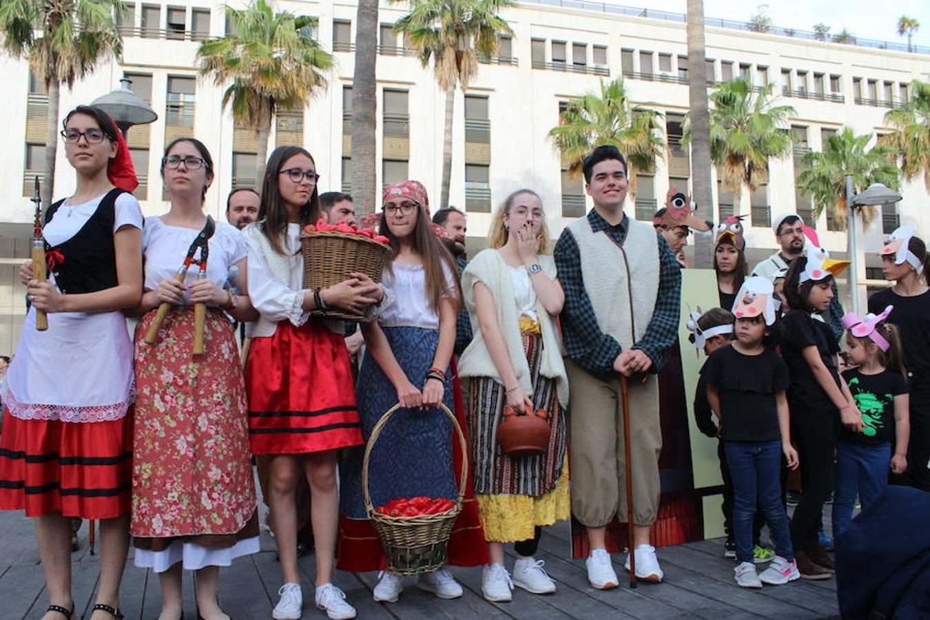 Miles de personas asisten a la inauguración del Festival de Teatro