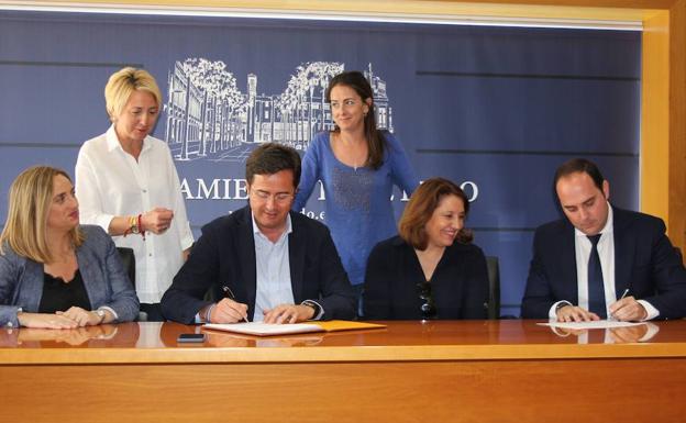 El alcalde firma el acta de recepción de las obras del parque periurbano Cañada de Ugíjar
