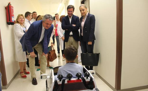 Los pequeños pacientes del Poniente llegan a quirófano conduciendo