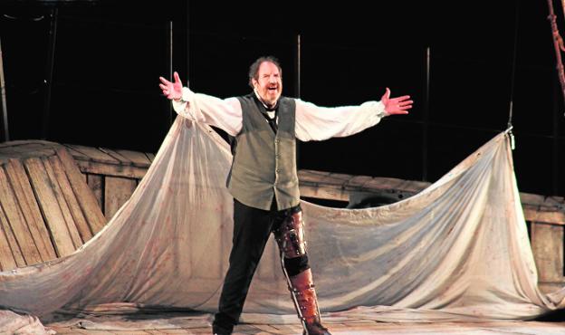 Un estelar Josep María Pou presenta en El Ejido el último pase del espectáculo 'Moby Dick'
