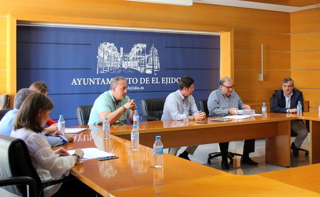 El gobierno local avanza en la puesta a punto de las playas del municipio