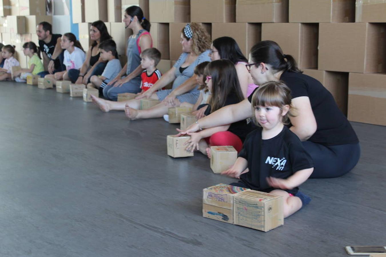 Decenas de niños disfrutan del teatro más sugerente con Un Mundo de Cartón