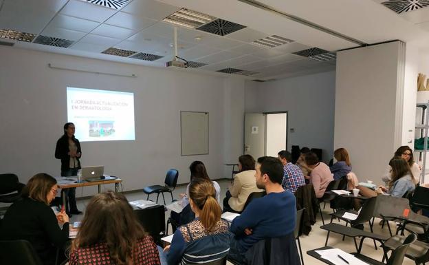 Médicos de familia amplían su formación en Dermatología en el Poniente
