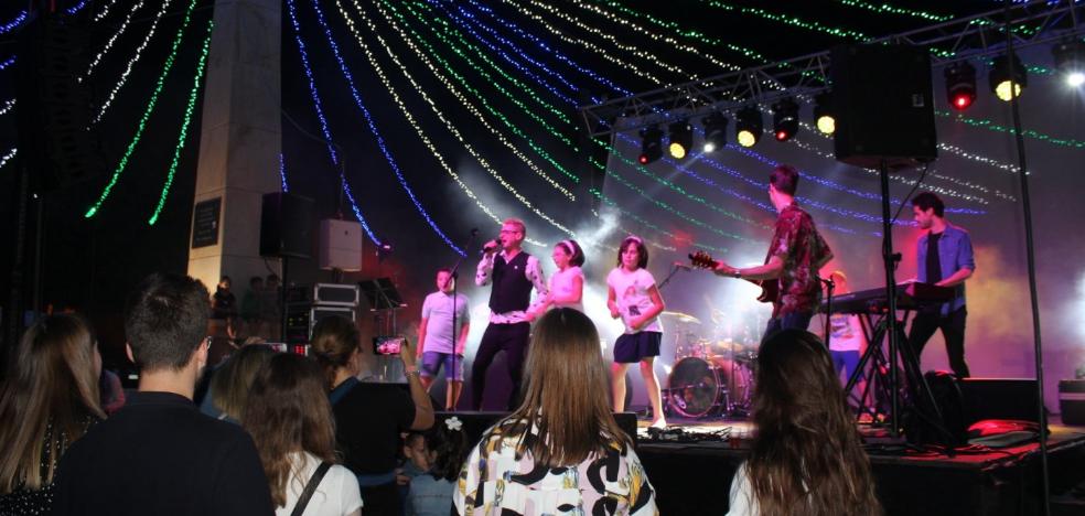 El Ejido despide el Festival de Teatro con un mojito en la mano y música en el ambiente