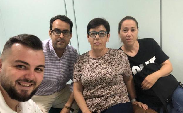 Vecinos de Balerma se encierran en Costas para reivindicar una solución ya para su playa