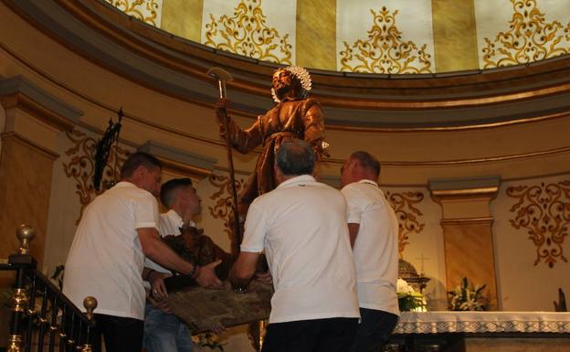 La Iglesia de San Isidro se llena de fieles para vivir la tradicional Bajada del Santo