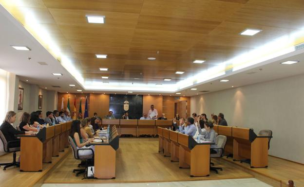 Los concejales del equipo de gobierno reciben sus carteras