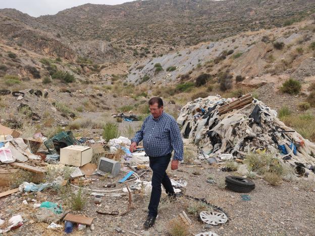 El PSOE de El Ejido exige a Ayuntamiento y Junta la limpieza en entornos rurales 'sucios'