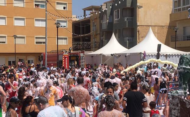 Decenas de niños disfrutan de la fiesta de la espuma en Balerma