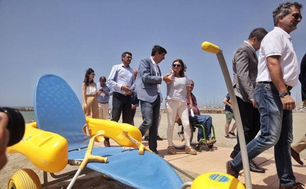 El Ayuntamiento instala nuevas duchas adaptadas en las playas ejidenses