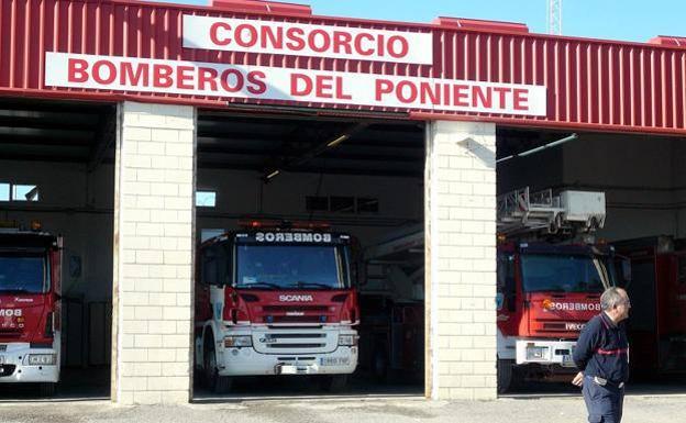 Un afectado por humo en el incendio de un ático en El Ejido que ha obligado a desalojar un edificio