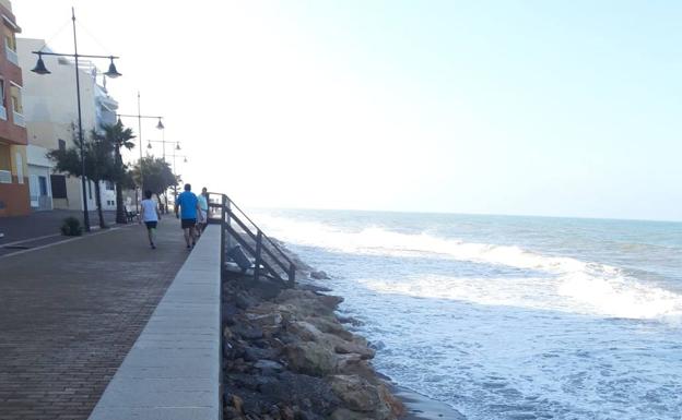 El último temporal de viento deja de nuevo a Balerma sin playa