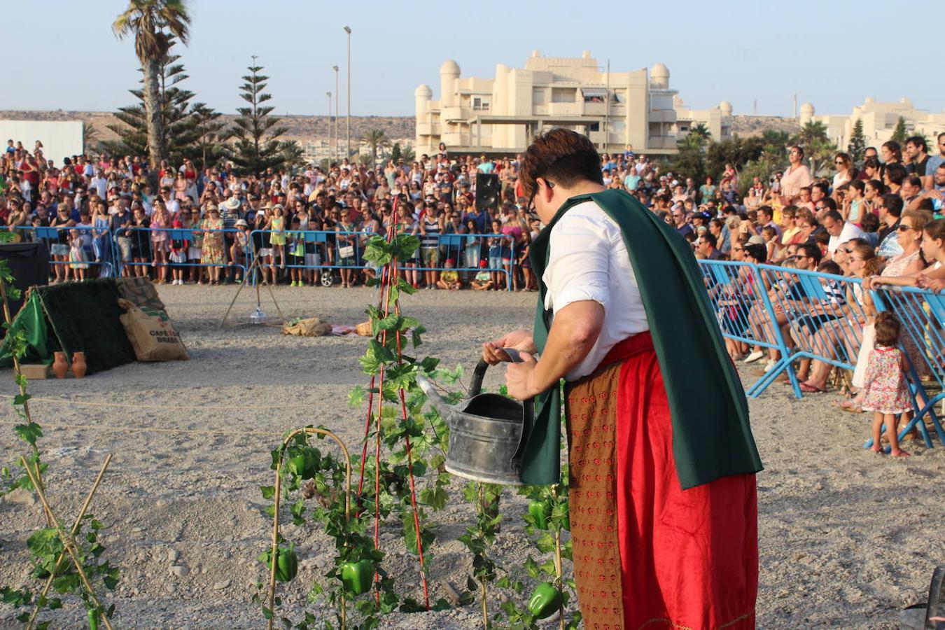 La bandera pirata ondea en la playa de Almerimar