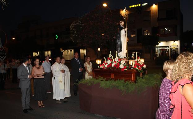 Decenas de vecinos de Santo Domingo acompañan en procesión a su Patrón