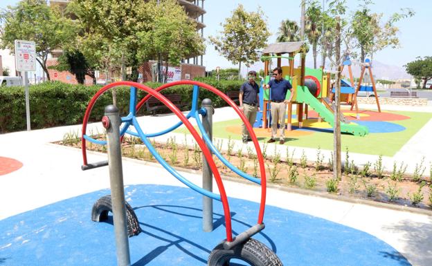 La plaza de la Alpujarra suma nuevos columpios y se hace más inclusiva