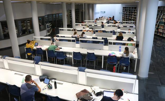 La Biblioteca central abrirá hoy doce horas con motivo de los exámenes