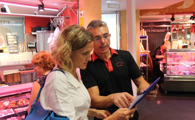 La concejala de Comercio inicia una ronda por los Mercados de Abastos