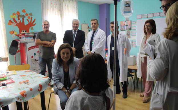 La delegada de Educación inaugura el curso en el Aula Hospitalaria del Poniente