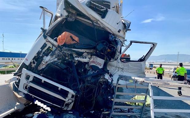 Muere el conductor de un camión en un accidente en la A-7