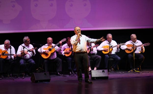 El Auditorio de El Ejido se tiñe de rosa en la gala de lucha contra el cáncer de mama