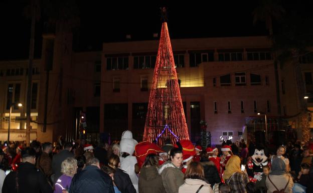 Un árbol de más de 12 metros llena de luz y color la Navidad ejidense
