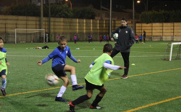 El entrenador nacional de fútbol más joven viste de celeste