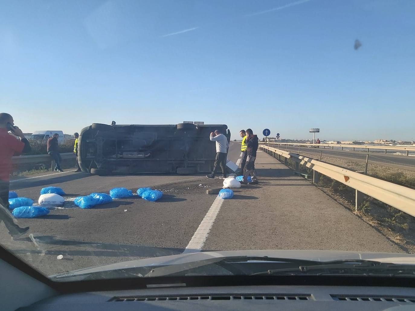 Vuelca una furgoneta cargada con cubitos de hielo en El Ejido