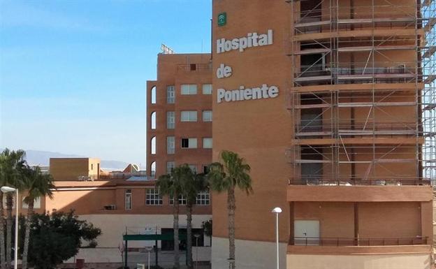 Cinco heridos, entre ellos una menor, trasladados al hospital por un accidente de tráfico en El Ejido