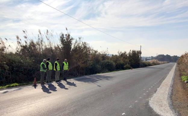 El Ayuntamiento refuerza el firme y amplía la calzada del camino de La Molina en El Ejido