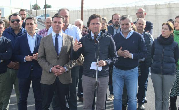 El gobierno de El Ejido mejorará el asfaltado y el drenaje de la carretera Las Salinas a Berja