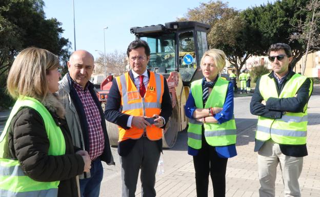El alcalde y la delegada de Fomento visitan las obras de asfaltado en Las Norias