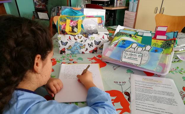 El aula hospitalaria del Poniente arranca la iniciativa 'Hay alguien que te entiende'