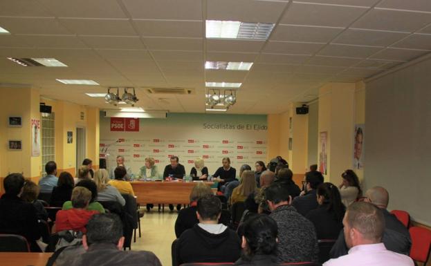 El PSOE de El Ejido se reúne con sindicatos y trabajadores del sector del manipulado