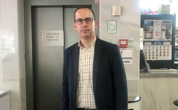 Ciudadanos El Ejido demanda que Obras Públicas arregle el ascensor del mercado