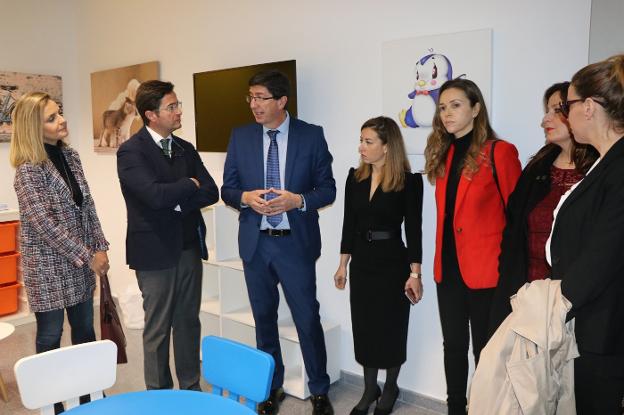Juan Marín inaugura la nueva sala Gesell en la sede judicial
