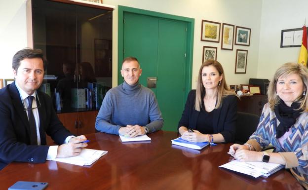El alcalde de El Ejido analiza con el delegado de Educación las necesidades del municipio ejidense