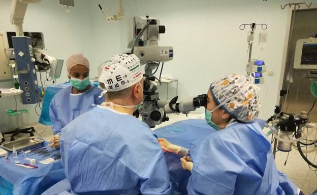 El Hospital de Poniente realiza ocho trasplantes de córnea en un año