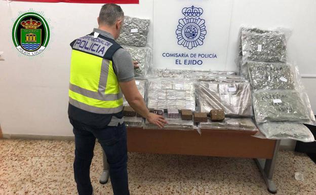Interceptan en El Ejido un tráiler con hachís y marihuana en un doble fondo con destino a Europa