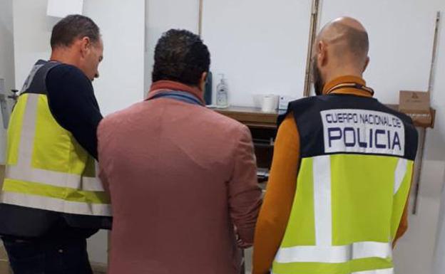 Desmantelan una banda dedicada a falsificar documentos para regularizar a ilegales en Almería